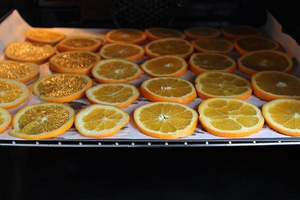 Meyvelerin kararmasını önlemek için dilimleri bir kase limon suyuna bir dakika kadar daldırarak ön işlem uygulayabilirsiniz. Bu adım isteğe bağlıdır tadını etkilemeyecektir.
