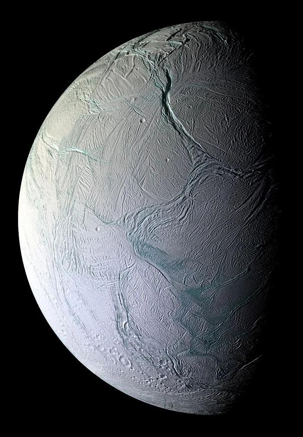"Enceladus'un yüzey sıcaklığı sıfırın altında 200 santigrat derece yani dondurucu soğuklukta ancak uydunun çekirdeğinin, bu suyu ısıtacak kadar sıcak olduğunu düşünüyoruz. Buhar sütunlarının uzaya fışkırmasına sebep olan da budur. Dünya'daki okyanusların derinliklerinde benzer koşullarda yaşamın var olabileceğini biliyoruz. İşte bu yüzden Enceladus'taki büyük su buharı sütunlarını görmek bizi heyecanlandırıyor. Bunlar orada neler olup bittiğini, orada yaşam olasılığının ne kadar olduğunu anlamamıza yardım edecek ancak oradaki yaşam dünyadaki gibi değil derin deniz bakterileri şeklinde olacaktır."