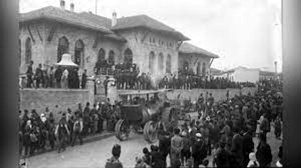 23 Nisan 1920 yılında açılan TBMM'nin ilk anayasası Teşkilat-ı Esasiye göre yemin yoktu. Kurtuluş savaşını da yöneten ilk meclisteki vekiller yemin etmedi.
