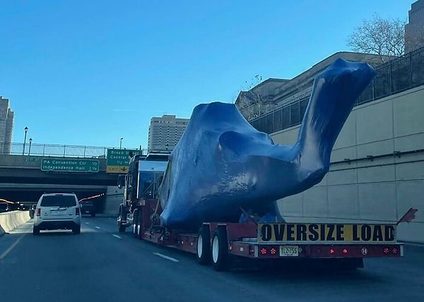 29. «Сегодня утром проехал мимо завернутого в пластик вертолета»