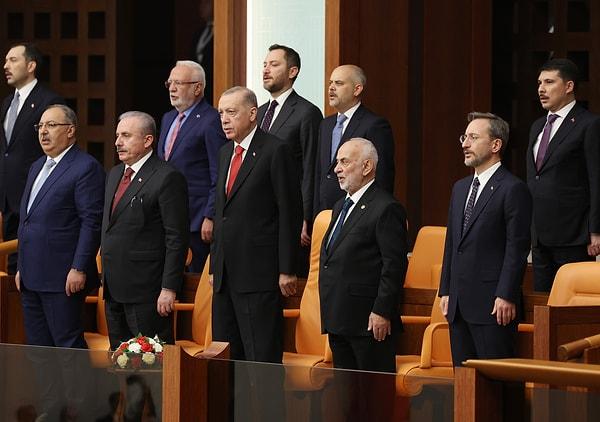 Meclis'e gelen Erdoğan tören kıtasını selamladıktan sonra Meclis Genel Kurulu'na geçti. Erdoğan yemin törenini kendisine ayrılan locadan takip ediyor.