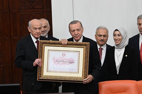 Erdoğan, geçici TBMM Başkanı Devlet Bahçeli'den mazbatasını aldı.