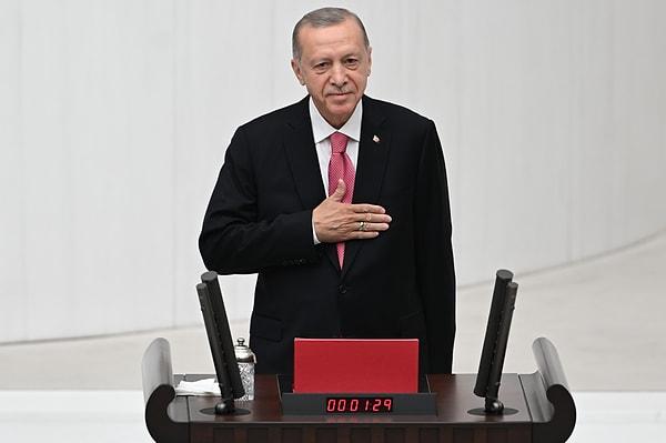 Erdoğan, Bahçeli'den mazbatasını aldıktan sonra yemin ederek görevine resmen başladı.