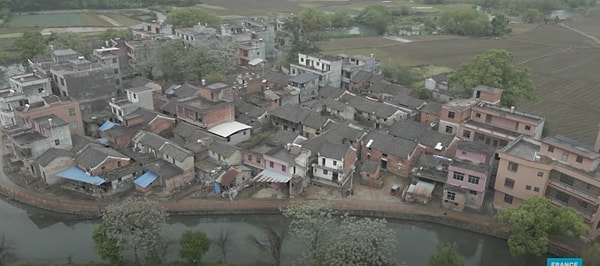 Nüshu, Çin'in Hunan eyaletindeki Jiangyong ilçesinde, Xiao Nehri vadisi'nin kırsal alanlarında yaşayan kadınlar arasında bir iletişim yöntemi olarak gelişti.