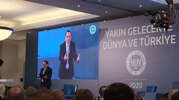 Maliye Hesap Uzmanları Vakfı (HUV) tarafından düzenlenen "Yakın Gelecekte Dünya ve Türkiye" konulu bir panelde açılış konuşmasının yapan başkan Ahmet Eren'in ardından sahneye Prof. Dr. Özgür Demirtaş çıktı.