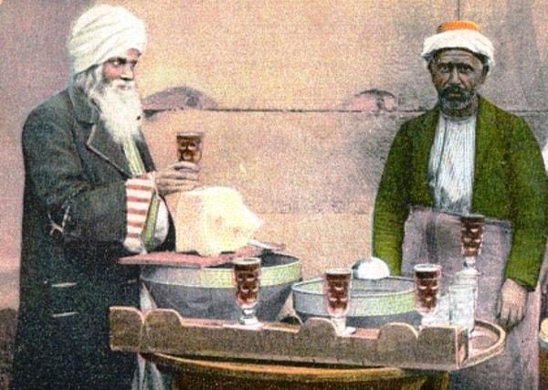 Söylentiler, özellikle de 19. yüzyılın sonuna doğru Osmanlı'ya gelen çayın, rakı sofralarında kullanılmaya başlandığını gösteriyor.