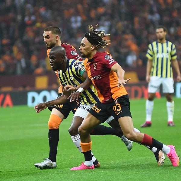 İlk düdükle birlikte rakip sahada etkili ataklarla başlayan Galatasaray, üçlü savunmayla karşılaşmaya başlayan Fenerbahçe defansının zaaflarını kullanmaya başladı.
