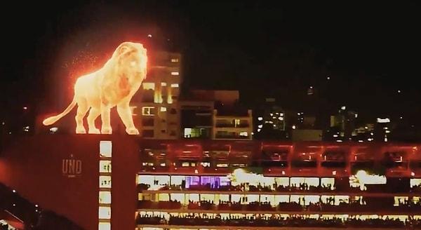 Karşılaşmanın son düdüğü ile birlikte Galatasaray camiasında bir kez daha coşku seli yaşandı. Kutlamaların bittiği an gözler ekranlara gelecek hologram aslana çevrildi.