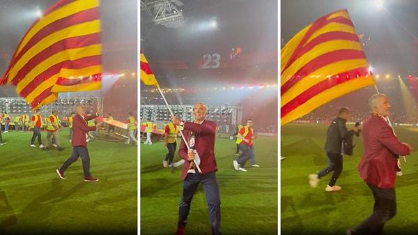 Graeme Souness, 1996 yılındaki derbide diktiği Galatasaray bayrağı ile taraftarları selamladı.