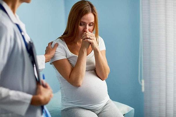 Ablasyo plasenta, acil müdahale gerektiren bir durum. Bu komplikasyon hem annenin hem bebeğin hayatını tehdit ediyor.