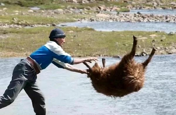14. Kazak göçebelerinin benzersiz koyun yıkama yöntemi: Koyunu tutup nehire fırlatmak 😂