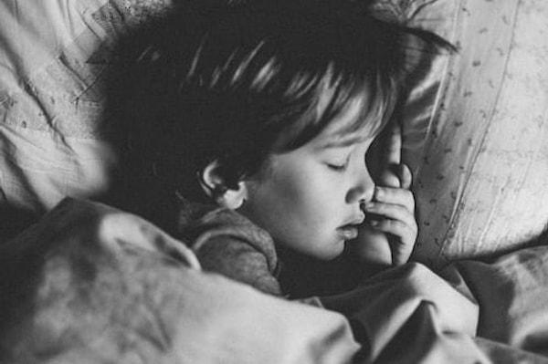 Ebeveynlerin uyku konusunda en büyük şikayetleri, bebeklerinin ya da çocuklarının 'tek başına uyumak istememeleri'!