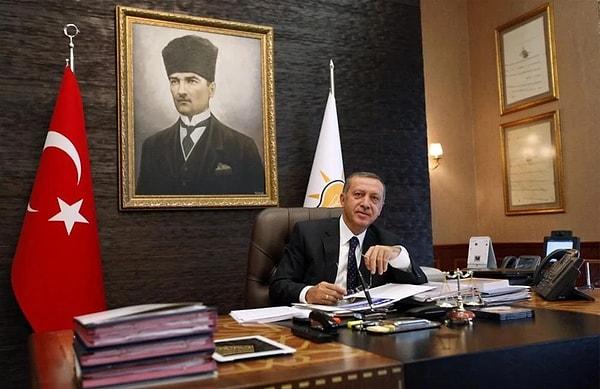 2011'deki seçimlerin ardından Reuters'a odasının kapısını açan Erdoğan'ın o dönem Ankara'daki parti genel merkezindeki odası oldukça konuşulmuştu.