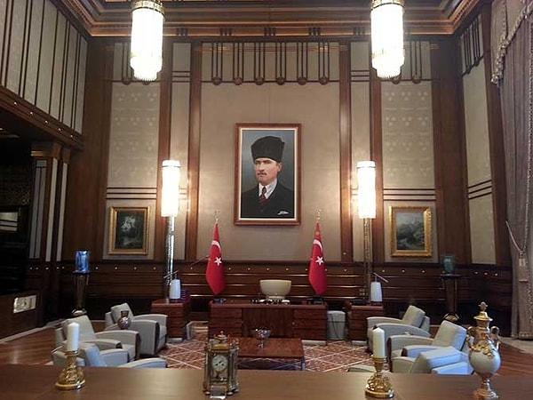 2015 yılında Erdoğan'ın Külliye'deki makam odasından yansıyan bir başka karede ise baş köşede Mustafa Kemal Atatürk portresi yer alırken sağında ve solunda da iki adet portre göze çarpmıştı.