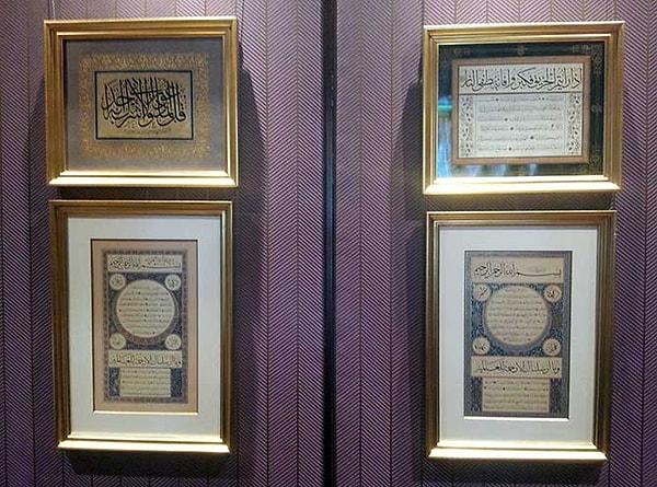 Erdoğan’ın makam odasının bulunduğu 2. katın koridor duvarlarında ise çok sayıdaki hat ve cami resimleri var.