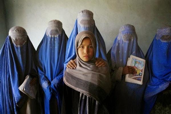 Afganistan'da yönetimin tekrar terör örgütü Taliban'ın eline geçmesinin ardından özellikle kadınlar ve kız çocuklarına yönelik toplumsal baskılar gün geçtikçe artmaya devam ediyor.