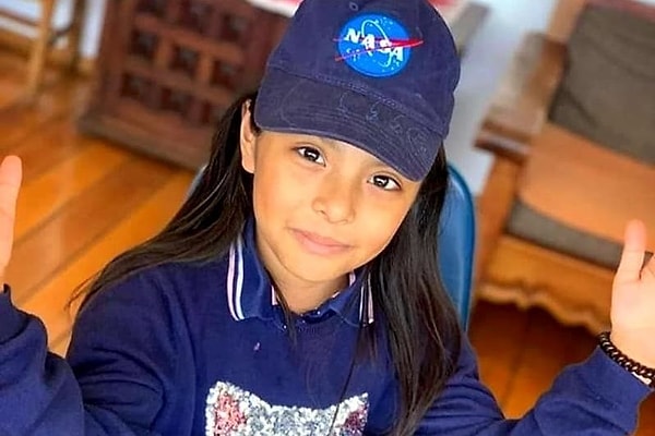 Адхара очень быстро учится. Она закончила начальную школу в 5 лет, затем, всего через год, закончила среднюю и старшую школу