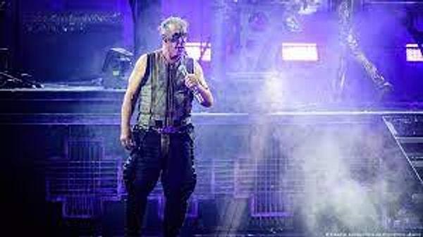 Rammstein grubunun Litvanya'nın Vilnius kentinde verdiği konserden sonra bazı kadınlar sosyal medyadan yaptıkları paylaşımlarda özellikle Lindemann hakkında suçlamalarda bulunmuştu.