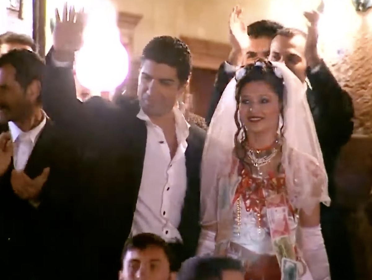 Nurg�l Ye�il�ay U�u�a Ge�en Dolar ve Alt�n Fiyatlar�na Asmal� Konak Dizisiyle G�nderme Yapt�