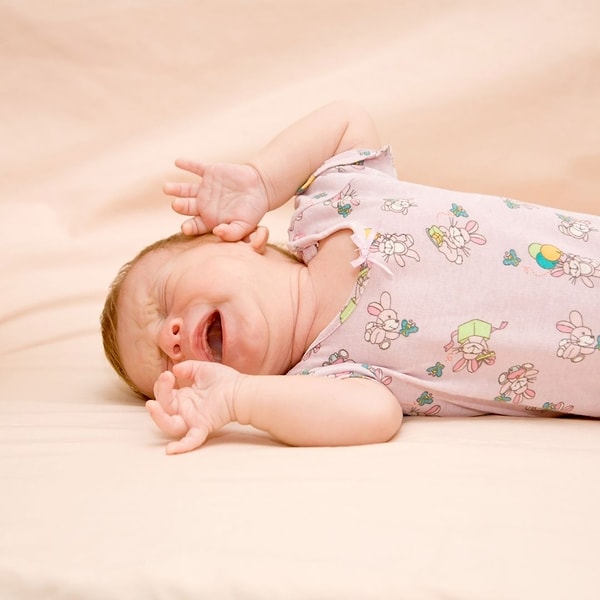 Bebeklerin ilk 3 ayı bu yenidoğan huzursuzluğuyla geçebiliyor. Bebeğin yeni bu dünyaya adaptasyon süreci de uykusuzluğunun nedeni olabilir.
