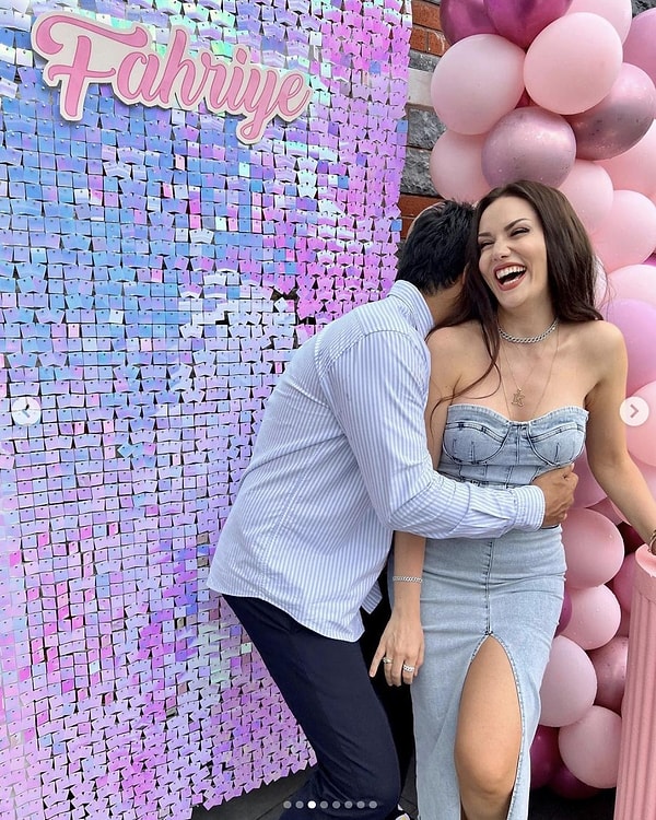 На актрисе было джинсовое платье, которое выгодно подчеркивало ее фигуру.