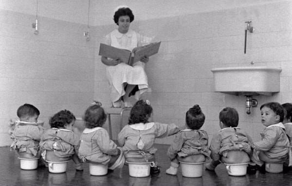 9. На горшке. Вот откуда и пошла привычка читать в туалете