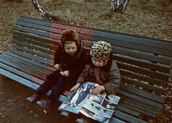 16. Детки с интересом рассматривают пингвинов в журнале