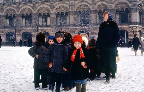 20. Детсадовцы возле ГУМА, Москва, Красная площадь