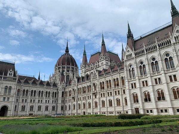 Gecenin ardından tren sakinleri, bir sonraki güne Macaristan Parlemento Binası'nı gezerek başlamışlar ve öğle yemeği saati sularında tekrar trenlerine binip yola koyulmuşlar. Sonraki durak Romanya!