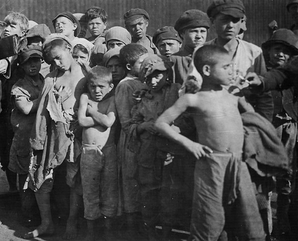 4. Группа детей-беспризорников. Москва, 1922