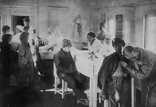 17. Борьба с голодом и беспризорностью. В медпункте. Поволжье, 1921