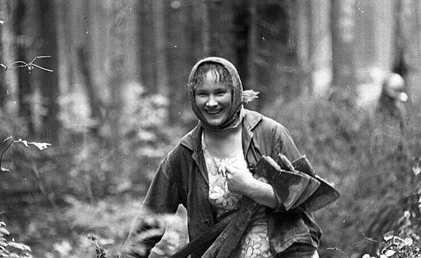 2. Девушка с топорами, 1970-ые, Вологодская область