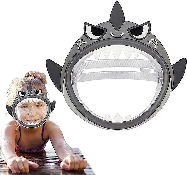 Çocuğunuzun tüm yüzünü kaplayan bu yüz koruyucusu, ağzına burnuna su kaçmasından endişelenen çocuklar için ideal.