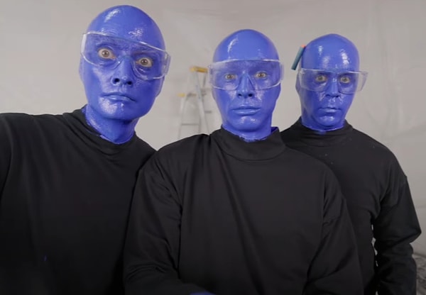 Ekranda gördüğünüz tiplemeler oldukça ünlü Blue Man adlı bir grubun üyeleri.