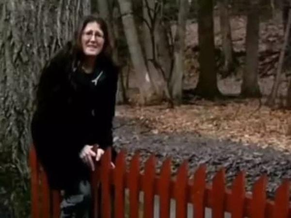 Aynı zamanda nesne cinselliğinin savunucusu olan kadın, TikTok videosunda kırmızı bir çitin iki yanında yontulmuş yapıya karşı duygusal anlar yaşadı.