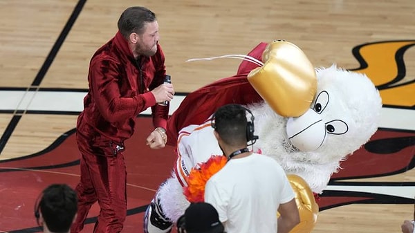 Miami'de oynanan Heat ile Denver Nuggets arasındaki NBA finalinde sahaya, bir ağrı kesici sprey reklamı için giren McGregor, yine şovu abarttı.