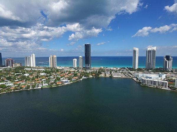 Porsche Design Tower'da bulunan daire, adeta Miami Beach'in içerisinde yer alıyor. Sahile yalnıza birkaç saniye uzaklıkta.