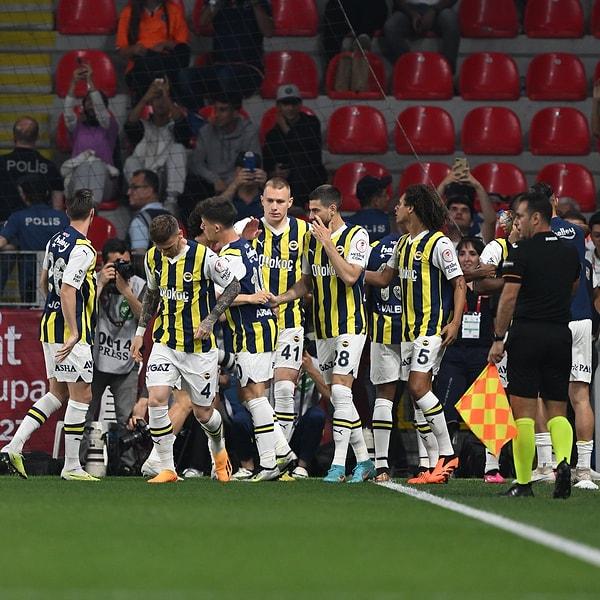 Fenerbahçe, rakibini 2-0 mağlup ederek kupanın sahibi oldu.