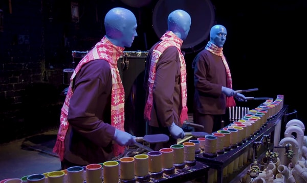 Blue Man Group'un gösterileri, son derece eğlendirici ve çekici olmasıyla biliniyordu.