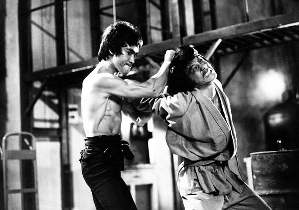 13. Jackie Chan ve Bruce Lee karşı karşıya geldiler: Kazanan Bruce Lee oldu.