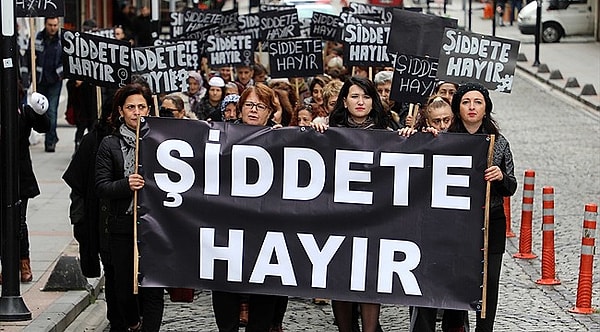 112 Acil Servisi'ni arayıp yardım isteyen Elif K., hastanede tedavi altına alındı. Silikonları çıkarılan Elif K., taburcu olduktan sonra eski kocası hakkında şikayetçi oldu.