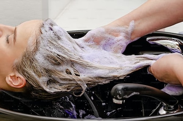 En tepeden yani saç derisi hassasiyetinden başlayalım. Şampuanlarda sıklıkla bulunan ve saçın daha çok köpürmesini sağlayan sülfat, hassas cilde sahip olanların dikkat etmesi gereken maddelerden ilki.