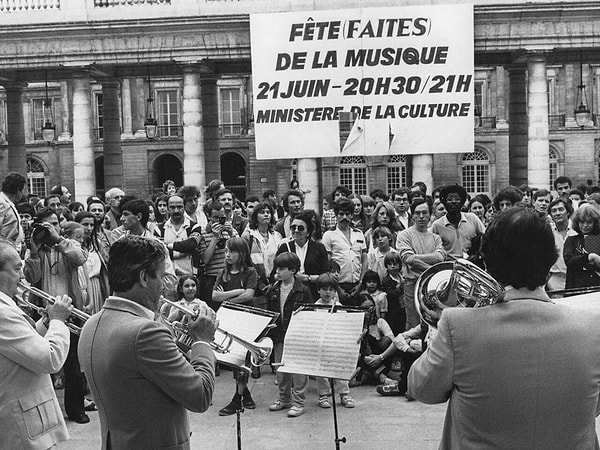 Fransa'da her iki erkekten biri bir müzik aleti çalıyordu.