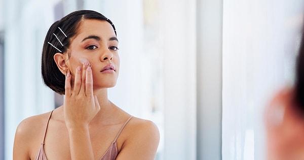 9. Nemlendirici kullanmak canlı hissetmenin bir yolu. Cildinizi düzenli nemlendirmek cildinizi besleyerek taze hissetmenizi sağlıyor.