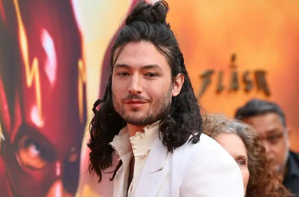 В течение всего вечера Эзра позировал для фотографий, раздавал автографы и даже выступал перед публикой, благодаря руководителей Warner за их «изящество, проницательность и заботу в контексте его жизни»