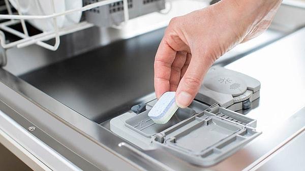Bulaşık makinesi tabletinin sararmış yastık kılıfları için çok işe yaradığını duyunca çok şaşıracaksınız ama kullananlar bu konuda iddialı!