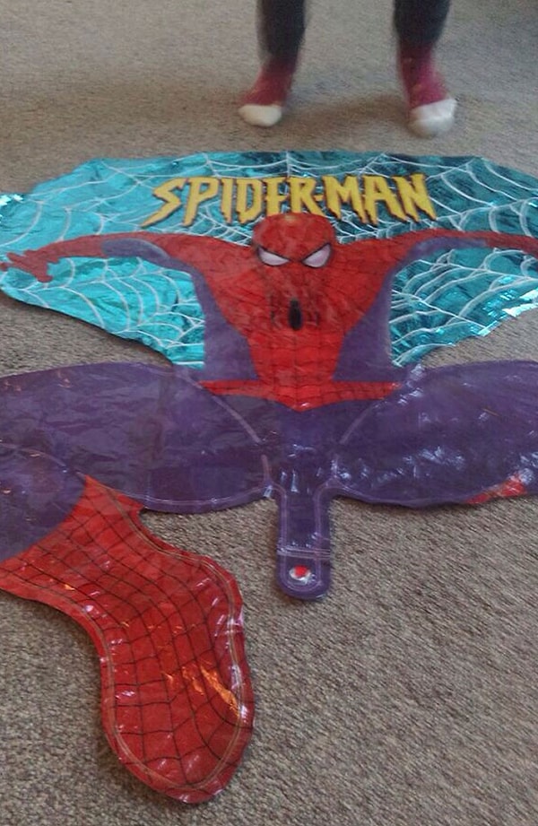 5. «Друг купил этот воздушный шар на день рождения сына, но так и не решился его надуть»