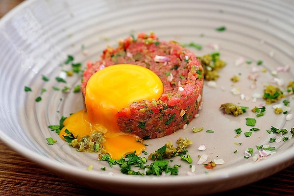 ..."Steak tartar"ı herkes biliyor -ki bana göre o kadar olağanüstü değildir. Bu zaten pişiyor, yoğururken pişiriyorsun, biberiyle pişiriyorsun...