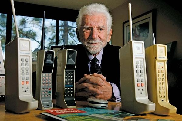 12. Dünyanın ilk akıllı telefonu olarak bilinen IBM marka telefon, 1994 yılında piyasaya sürüldü.