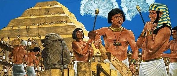 Imhotep tarihte her zaman mimar tarafı ile ön plana çıktı: Firavun Zoser'e ait olan piramidi tasarlayan Imhotep böylece Antik Mısır'ın ilk piramidini inşa etmiş oldu.